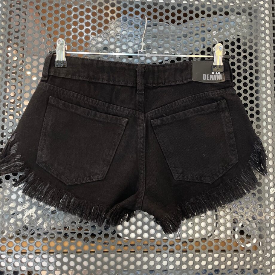 Short rigido black ruedo desflecado