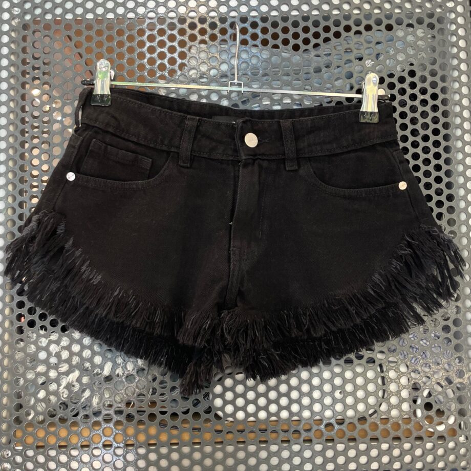 Short rigido black ruedo desflecado