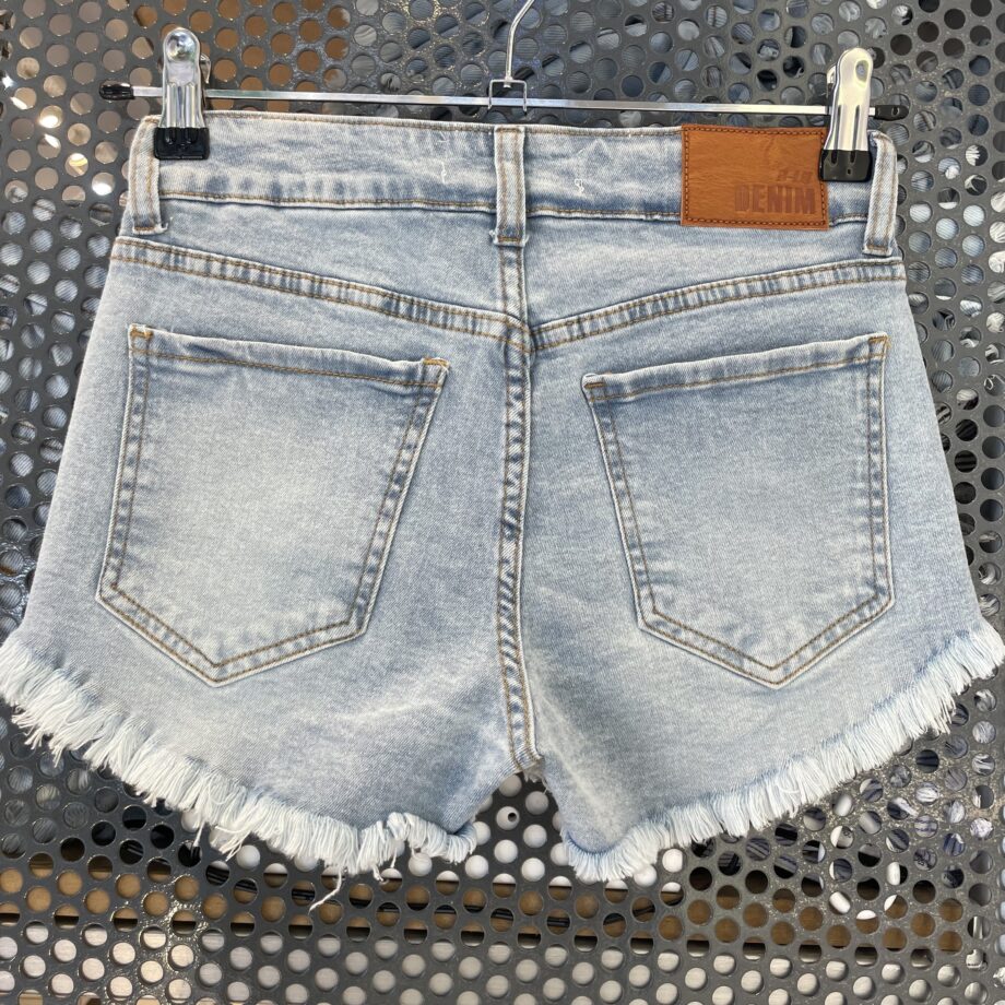 Short elastizado celeste con bigotes ruedo desflecado