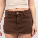 Mini pollera rígido Tiro Bajo marron ruedo normal