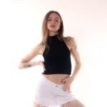 Short pollera blanco rígido tiro medio ruedo desflecado